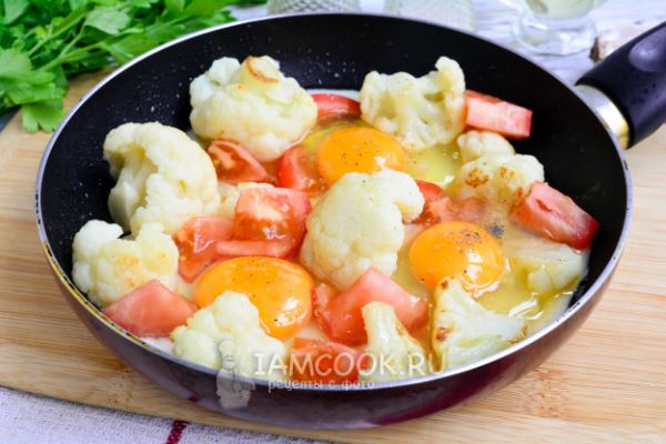 Яичница с цветной капустой и помидорами на сковороде