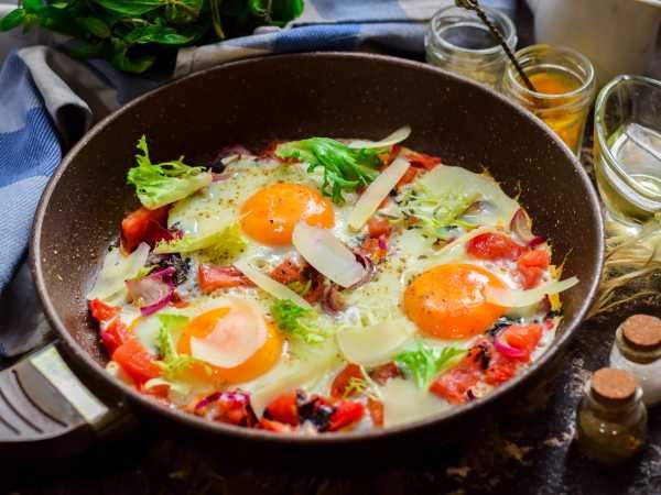 Яичница с цветной капустой и помидорами на сковороде