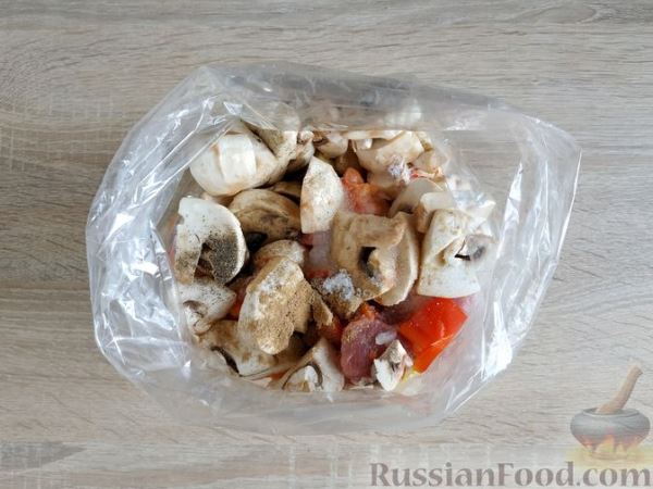Картошка, запечённая с грибами и свининой, в пакете