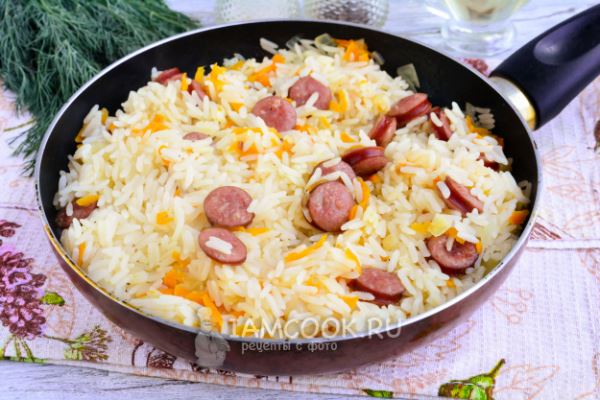 Рис с колбасой на сковороде