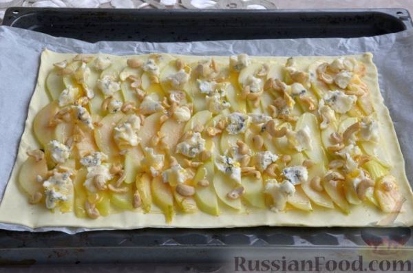 Слоёный пирог-тарт с грушами, орехами и мягким сыром