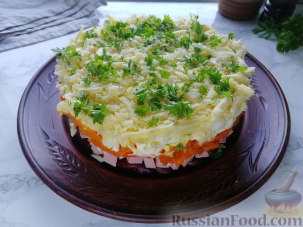 Слоёный салат с колбасой, фасолью, морковью и сыром