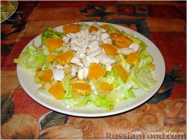 Зеленый салат с курицей и апельсинами