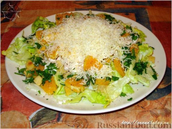 Зеленый салат с курицей и апельсинами