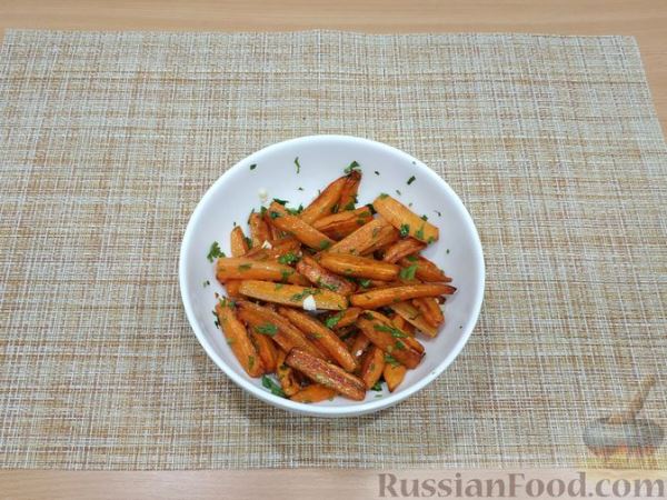 Жареная морковь с зеленью и чесноком
